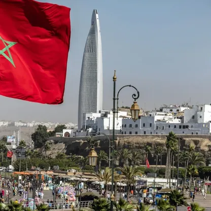 مشهد من العاصمة المغربية الرباطK في الأفق يظهر برج محمد السادس، إلى جانب معلمة "صومعة حسان" - بلومبرغ