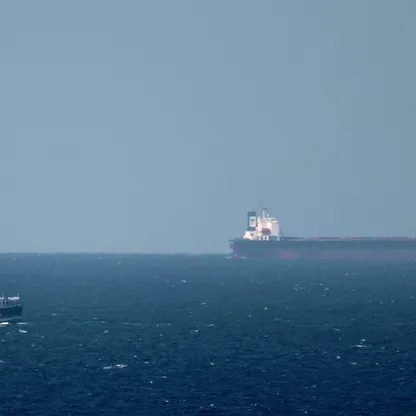 ناقلة نفط تُبحر نحو مضيق هرمز قبالة سواحل خصب في سلطنة عُمان - بلومبرغ