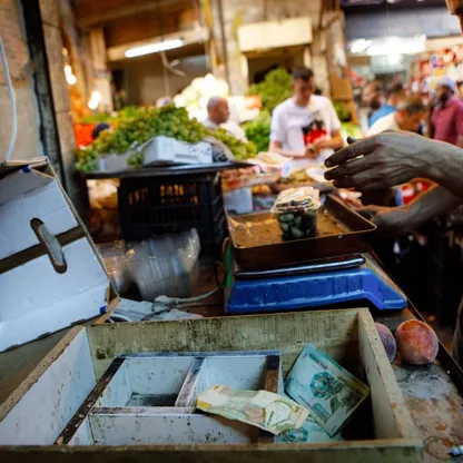 بائع خضروات في أحد الأسواق الأردنية. ترتبط أسعار الغذاء في مصر والأردن وسوريا والعراق ولبنان بأسواق الطاقة وكلفة الشحن، ما يجعلها أكثر حساسية لتداعيات الحرب في المنطقة. - المصدر: بلومبرغ