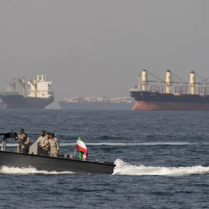 زورق تابع للقوات البحرية الإيرانية يمر بالقرب من مضيق هرمز. (صورة غير مؤرخة). أعاد التصعيد العسكري بين إسرائيل وإيران اليوم أخطر سيناريو جيوسياسي إلى الواجهة، وهو احتمال إغلاق مضيق هرمز شريان الطاقة العالمي - بلومبرغ