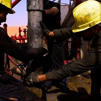 عمال يعملون في حقل الشرارة النفطي في ليبيا - بلومبرغ