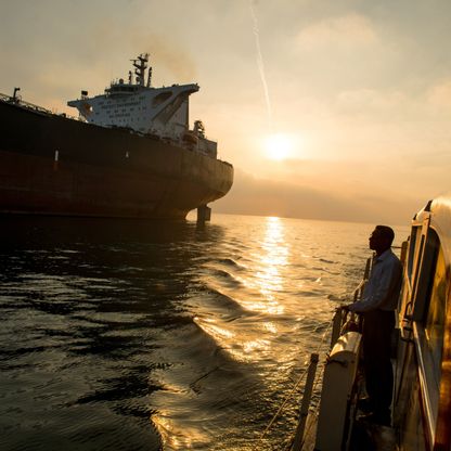 مصافي الصين تواصل شراء النفط الإيراني رغم احتمالات منعه