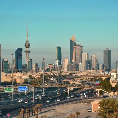 مشهد عام لمدينة الكويت بمبانيها المكتبية وناطحات السحاب، بما في ذلك برج التحرير ، الكويت. - المصدر: بلومبرغ