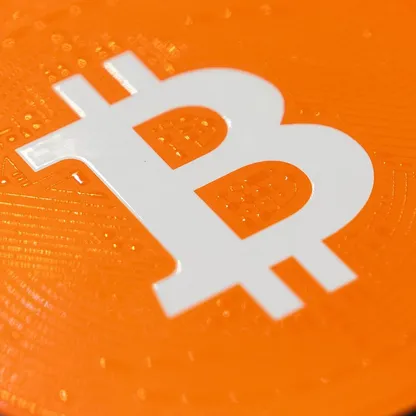 شعار "بتكوين" على غلاف مجلة خلال مؤتمر "بتكوين آسيا" في هونغ كونغ، الصين، يوم الخميس 27 أغسطس 2026 - بلومبرغ
