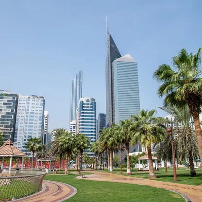 الأفق المعماري لمدينة أبوظبي، الإمارات. من توظيف الثروة السيادية إلى جذب أموال المؤسسات: "لعماد كابيتال" تستعد لفتح أبوظبي أمام رؤوس أموال خارجية، ضمن سوق تدير كياناته نحو تريليوني دولار - بلومبرغ