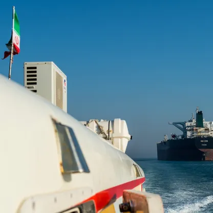 سفينة دعم تقوم بالمناورة بالقرب من ناقلة النفط الخام "ديفون" أثناء إبحارها عبر الخليج العربي باتجاه محطة خرج النفطية لنقل الخام إلى أسواق التصدير في بندر عباس، إيران، 23 مارس 2018. خسائر يومية مرتقبة بملايين الدولارات بسبب الحصار البحري الأميركي لموانئ إيران. - بلومبرغ