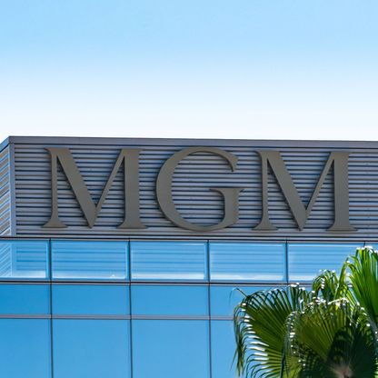 "أمازون" تسعى لشراء "MGM" وسط فورة استحواذات على أصول البث الرقمي