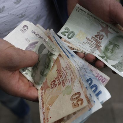 تركيا تُبقي على أسعار الفائدة للشهر الثالث لحماية الليرة