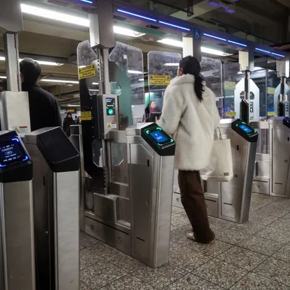 ركاب يعبرون بوابات المرور بمحطة مترو الأنفاق في حي بروكلين بمدينة نيويورك 30 ديسمبر 2025 - بلومبرغ