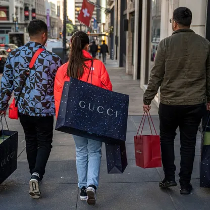متسوقون يحملون حقائب من نوع "غوتشي" بسان فرانسيسكو في ولاية كاليفورنيا بالولايات المتحدة - المصدر: بلومبرغ