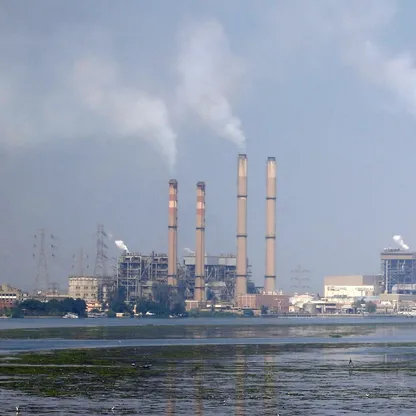 دخان يتصاعد من مداخن محطة توليد الكهرباء التابعة لشركة "توزيع كهرباء جنوب القاهرة"، على ضفة نهر النيل، مصر، 3 مايو 2024 - رويترز 