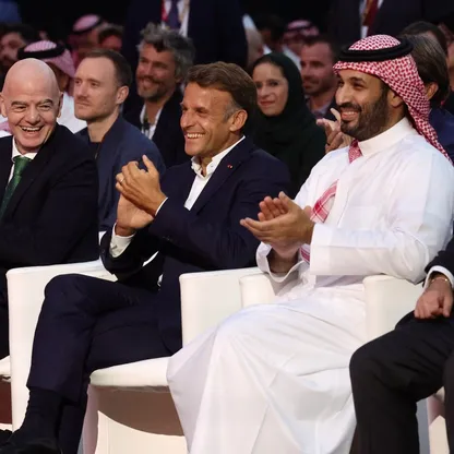 ولي العهد السعودي الأمير محمد بن سلمان والرئيس الفرنسي إيمانويل ماكرون خلال حفل ختام كأس العالم للأندية للرياضات الإلكترونية 2026 في باريس. 13 أغسطس 2026 - رويترز 