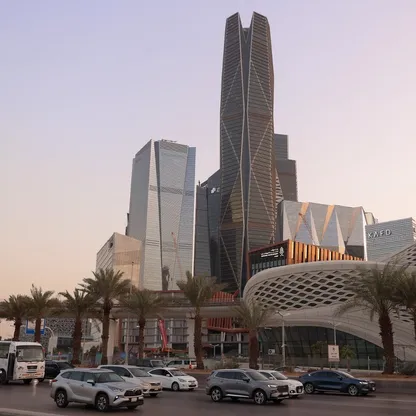 سيارات تمر قرب مركز الملك عبدالله المالي في الرياض. - بلومبرغ