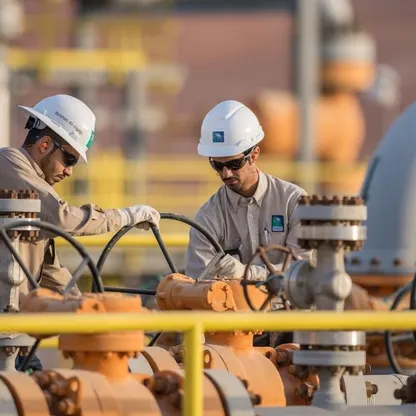 مهندسان في ميدان العمل في أحد مشاريع شركة أرامكو السعودية في المنطقة الشرقية من المملكة - المصدر: بلومبرغ