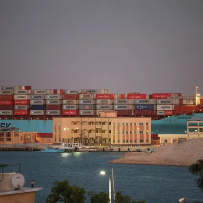 سفينة الحاويات "ميرسك سنتوسا" أثناء إبحارها عبر قناة السويس في السويس، مصر - بلومبرغ