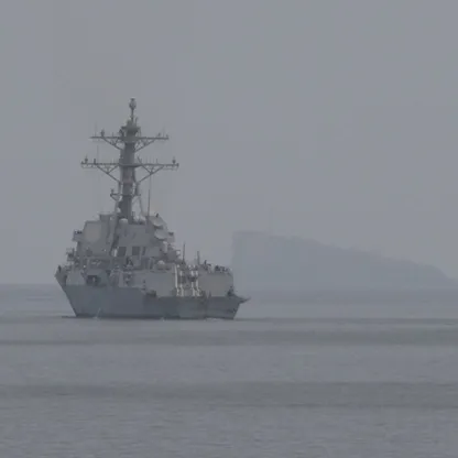 صورة تظهر سفينة حربية وسط البحر نشرتها القيادة المركزية الأميركية - الشرق