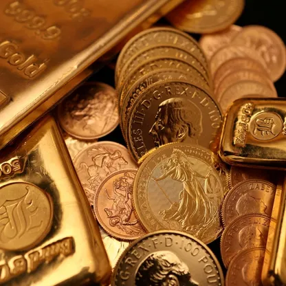 سبائك ذهب وعملات ذهبية من فئة "سوفرين". يبدو الذهب اليوم في وضع مختلف عن الأشهر الماضية مع تماسكه قرب مستوى 4400 دولاراً للأونصة. - رويترز 