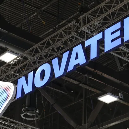شعار مضاء خارج جناح شركة "نوفاتك" (Novatek PJSC) قبيل انعقاد منتدى سانت بطرسبرغ الاقتصادي الدولي في مدينة سانت بطرسبرغ الروسية. - بلومبرغ