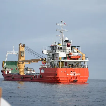 سفينة مبحرة في مضيق هرمز، قبالة سواحل محافظة مسندم العمانية - رويترز 