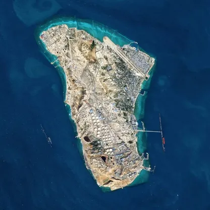 صورة التقطتها الأقمار الصناعية لجزيرة خرج، الواقعة في الخليج قبالة سواحل إيران، عام 2019 - بلومبرغ