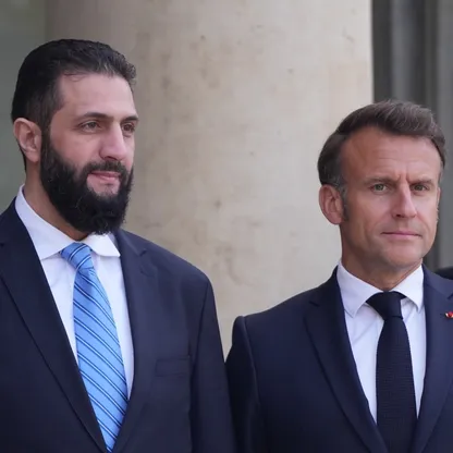 الرئيس السوري أحمد الشرع يلتقي نظيره الفرنسي إيمانويل ماكرون بقصر الإيليزيه في باريس، في 7 مايو 2025 - بلومبرغ