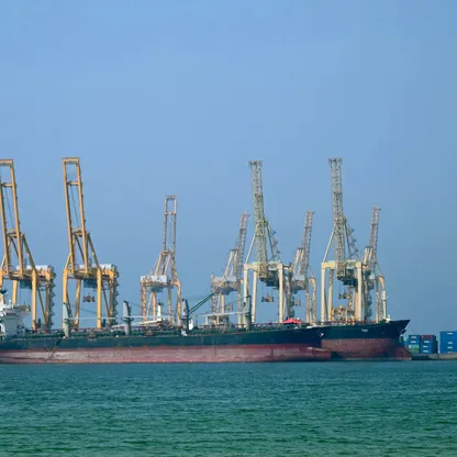 ناقلة نفط قرب محطة خورفكان للحاويات على مضيق هرمز، الذي يمر عبره خُمس إنتاج النفط العالمي، 23 يونيو 2025 - Getty Images