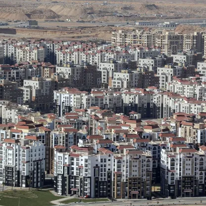 بنايات سكنية في العاصمة الإدارية الجديدة شرق القاهرة، مصر (صورة ملتقطة في 8 مارس 2021) - المصدر: بلومبرغ