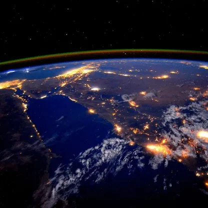 صورة من الفضاء للخليج العربي خلال الليل. شركة "ميتا بلاتفورمز" توقف العمل في مشروع لمد كابلات بيانات يمر أحد أجزائه بمنطقة الخليج، وذلك بسبب حرب إيران - بلومبرغ