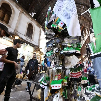 متجر يبيع أعلام سوريا الجديدة مطبوعة على عدة أشكال - بلومبرغ
