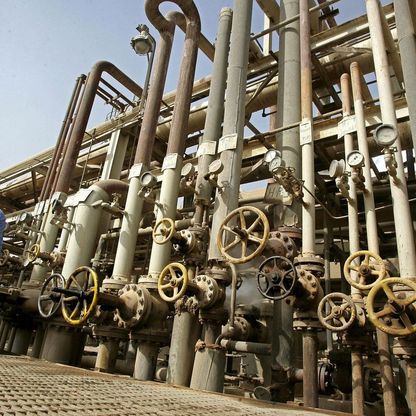 المعروض العراقي وسياسات ترمب يضغطان على أسعار النفط