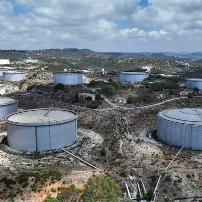 لقطة جوية تُظهر خزانات تخزين النفط في ميناء طرطوس، سوريا، بتاريخ 1 سبتمبر 2025 - رويترز 