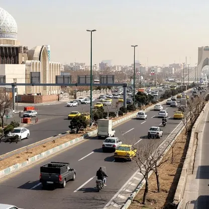 سيارات على طول طريق سريع بالقرب من برج آزادي في العاصمة طهران. - Getty Images