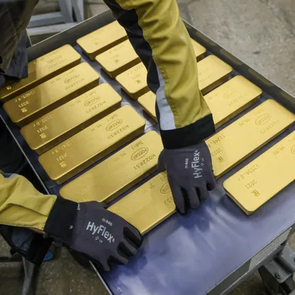 عامل يقوم بتحميل 12,5 كجم من سبائك الذهب على عربة جاهزة للتوزيع في مصنع (JSC Krastsvetmet) للمعادن غير الحديدية في كراسنويارسك، روسيا - بلومبرغ