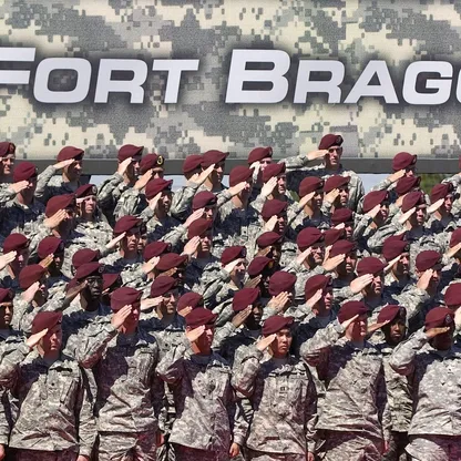 صورة أرشيفية لأعضاء في الفرقة الثانية والثمانين المحمولة جواً يحيّون الرئيس الأميركي جورج دبليو بوش في فورت براغ، نورث كارولاينا، الولايات المتحدة، 22 مايو 2008. - بلومبرغ