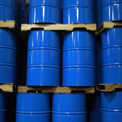 براميل نفط مكدسة في مستودع - المصدر: بلومبرغ