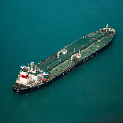 ناقلة نفط إيرانية ترسو بالقرب من مضيق هرمز - بلومبرغ