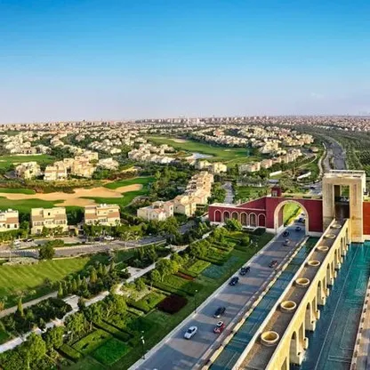 مدخل مدينة "مدينتي" التي نفذتها مجموعة طلعت مصطفى شرق القاهرة - المصدر: بلومبرغ