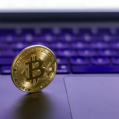 موجة بيع في سوق العملات المشفرة تدفع بتكوين وأخواتها للتراجع