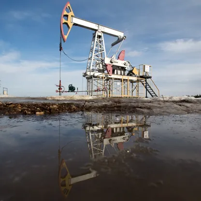 رافعة نفط في حقل نفط بروسيا - بلومبرغ