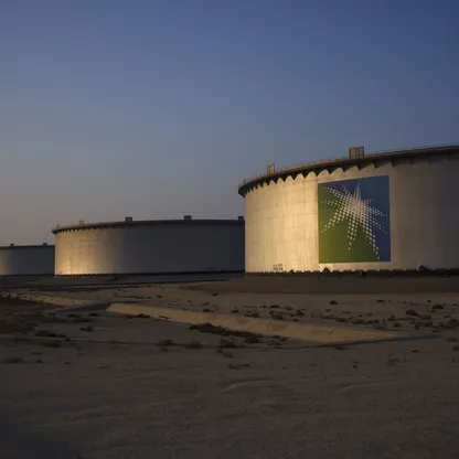 خزانات نفط عليها شعار شركة أرامكو. أضافت السعودية علاوة قياسية على سعر خامها الرئيسي المتجه إلى آسيا خلال مايو المقبل - المصدر: بلومبرغ