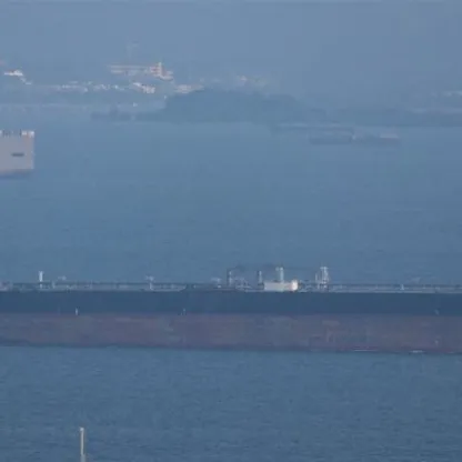 صورة لناقلة 'هي رونغ هاي' من موقع 'فيسيل فايندر'. أظهرت البيانات أن الناقلة تحركت شرقاً بسرعات مرتفعة صباح الخميس، مع إبراز هويتهما الصينية على أنظمة التتبع قبل الاقتراب من مضيق هرمز - الشرق