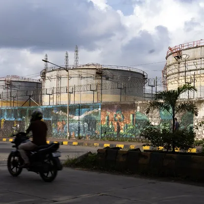 حاويات تخزين النفط في مومباي، الهند - بلومبرغ