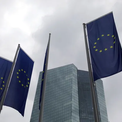 أعلام الاتحاد الأوروبي ترفرف أمام مقر البنك المركزي الأوروبي في فرانكفورت، ألمانيا. - المصدر: بلومبرغ