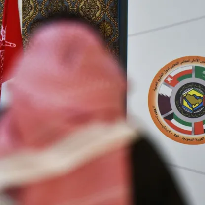 رجل يمر أمام شعار مجلس التعاون الخليجي. يتقدم ملف إعفاء الخليج من التأشيرة الأوروبية، بينما تؤخر عقبات غير تجارية اتفاق التجارة بين الجانبين. - المصدر: بلومبرغ