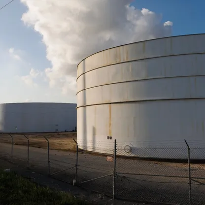 خزانات التخزين في مصفاة "موتيفا بورت آرثر" في تكساس، الولايات المتحدة. 14 أبريل 2026 - بلومبرغ