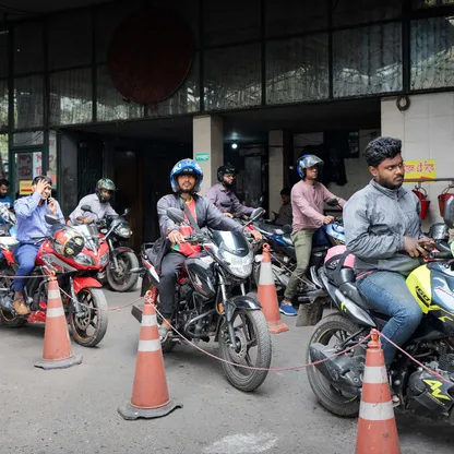 سائقو الدراجات النارية يصطفون خارج محطة وقود في دكا، بنغلاديش - بلومبرغ