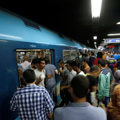 أشخاص ينتظرون ركوب مترو الأنفاق في محطة الشهداء في القاهرة، مصر. 24 يوليو 2017 - المصدر: بلومبرغ