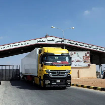 شاحنة تسير عند معبر جابر الحدودي مع سوريا. 29 سبتمبر 2021 - رويترز 