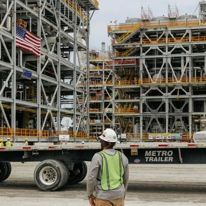 عمال في موقع لمحطة غاز مسال قيد الإنشاء في الولايات المتحدة - بلومبرغ