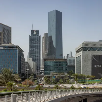 مركز دبي المالي.. الطلب المستمر من الشركات يحول العقارات المكتبية إلى مصدر ثابت للإيرادات لحكومة دبي، المالكة لمركز دبي المالي العالمي ومناطق تجارية أخرى، في وقت تباطأت فيه مبيعات المنازل، وتضرر قطاع السياحة بسبب حرب إيران. - بلومبرغ